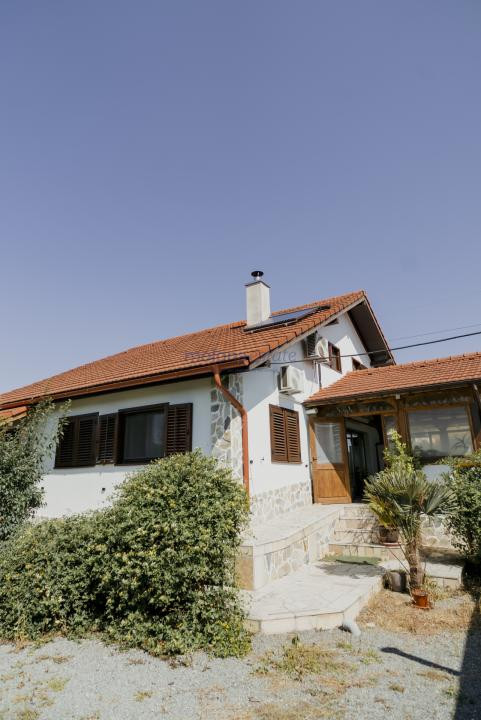 Casă solid construită, teren generos de 1.400 mp, Vâlcele
