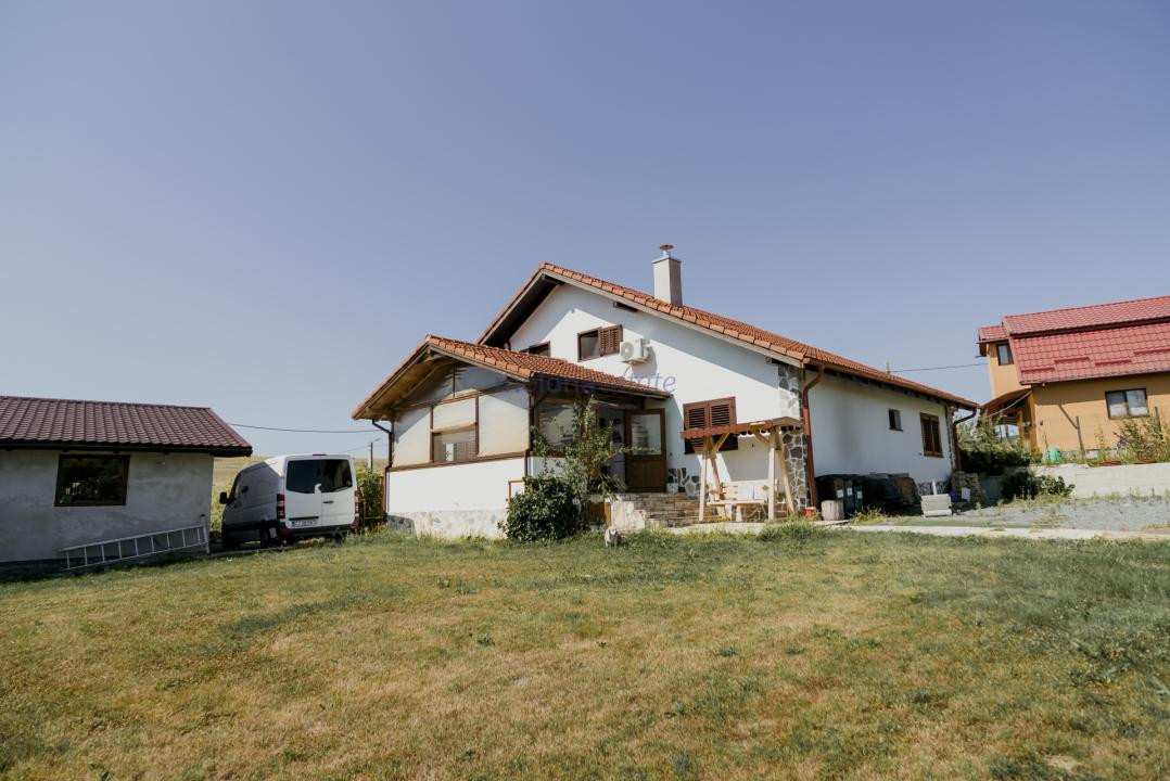 Casă solid construită, teren generos de 1.400 mp, Vâlcele