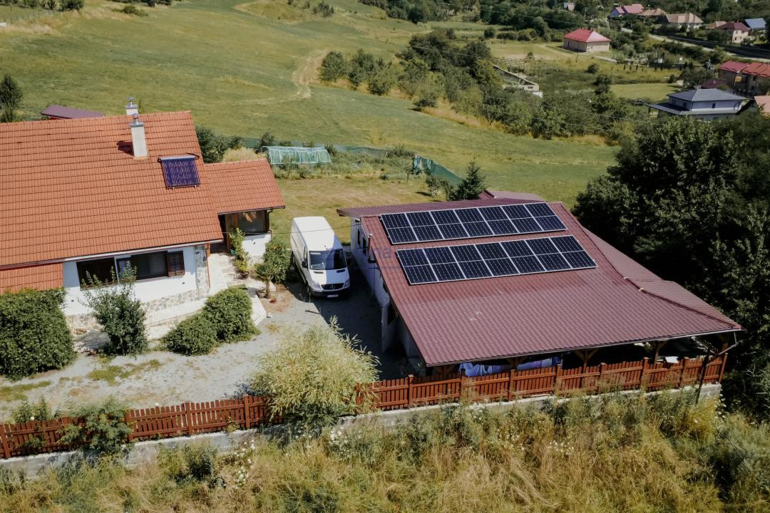 Casă solid construită, teren generos de 1.400 mp, Vâlcele