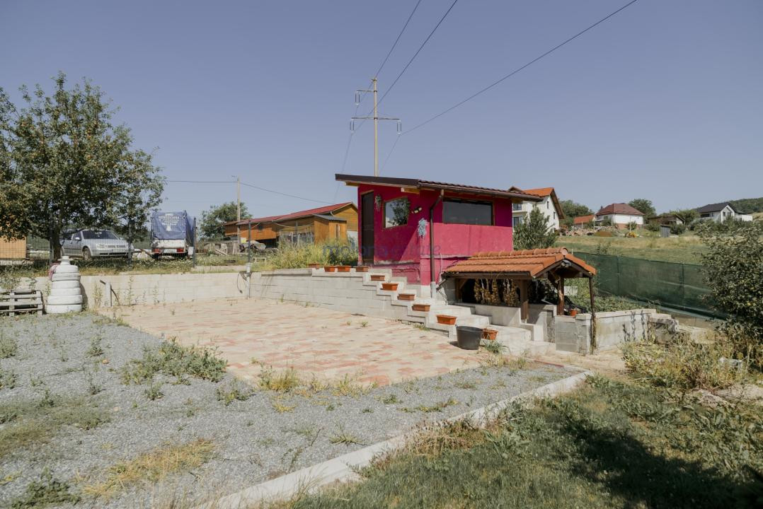 Casă solid construită, teren generos de 1.400 mp, Vâlcele
