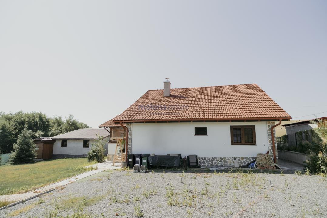 Casă solid construită, teren generos de 1.400 mp, Vâlcele