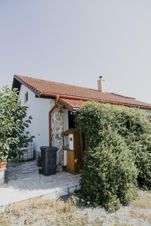 Casă solid construită, teren generos de 1.400 mp, Vâlcele