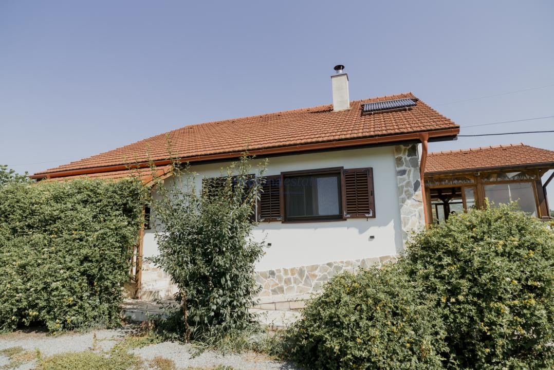 Casă solid construită, teren generos de 1.400 mp, Vâlcele