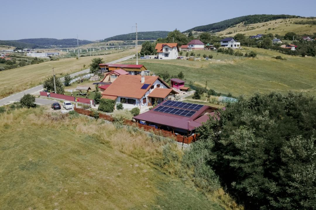 Casă solid construită, teren generos de 1.400 mp, Vâlcele