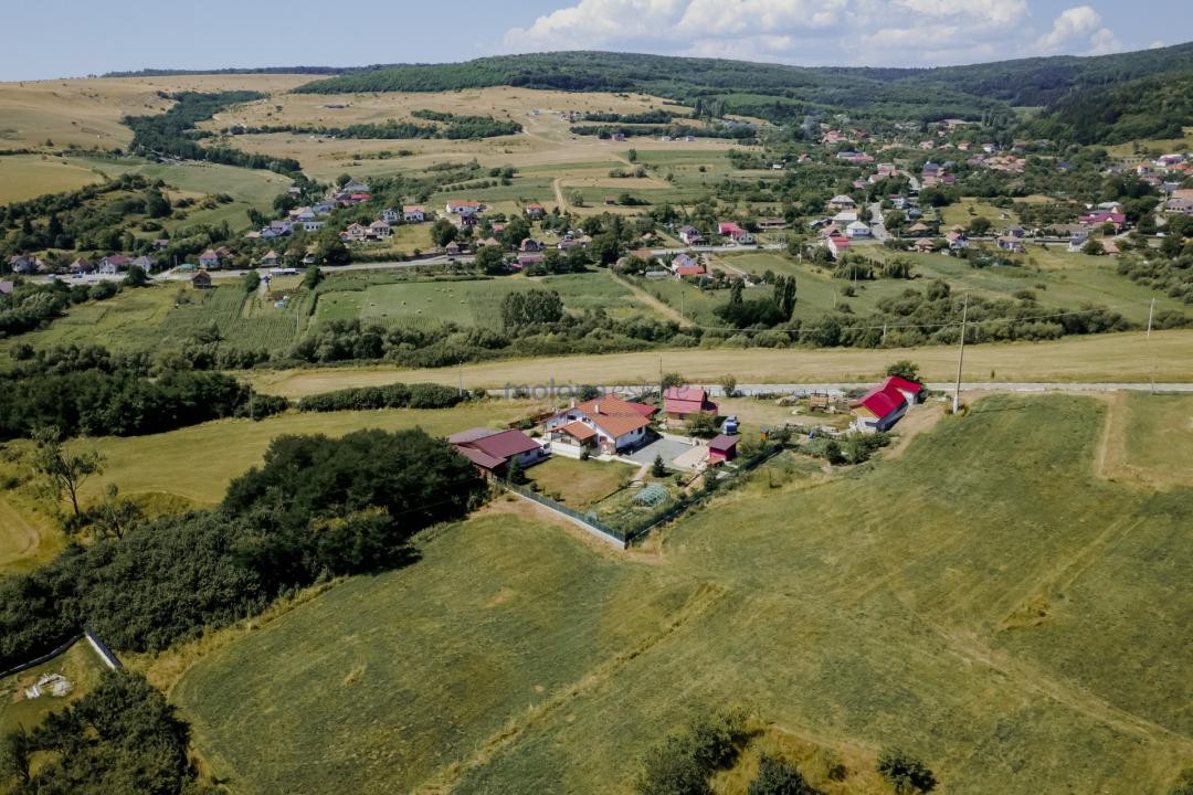Casă solid construită, teren generos de 1.400 mp, Vâlcele