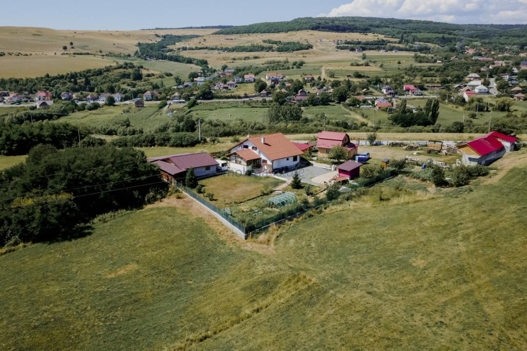 Casă solid construită, teren generos de 1.400 mp, Vâlcele