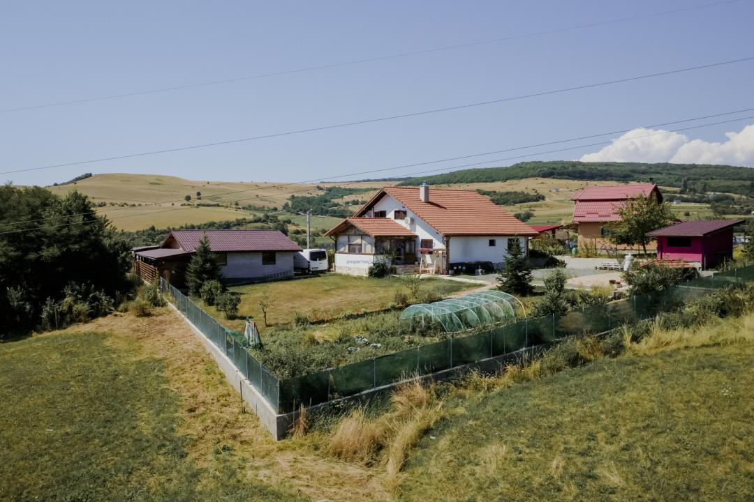 Casă solid construită, teren generos de 1.400 mp, Vâlcele