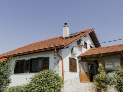 Casă solid construită, teren generos de 1.400 mp, Vâlcele