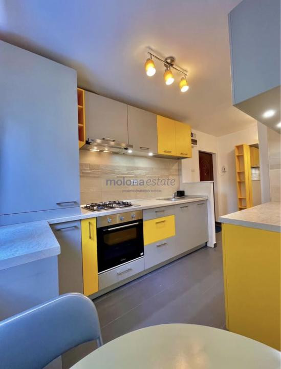 Apartament 3 camere, decomandat, Piață Flora, etaj 1