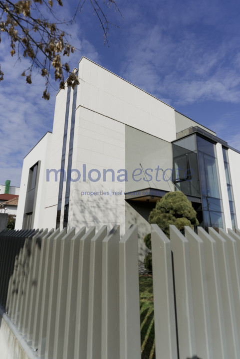 Proprietate rezidențială, cu două apartamente private, în Andrei Muresanu 